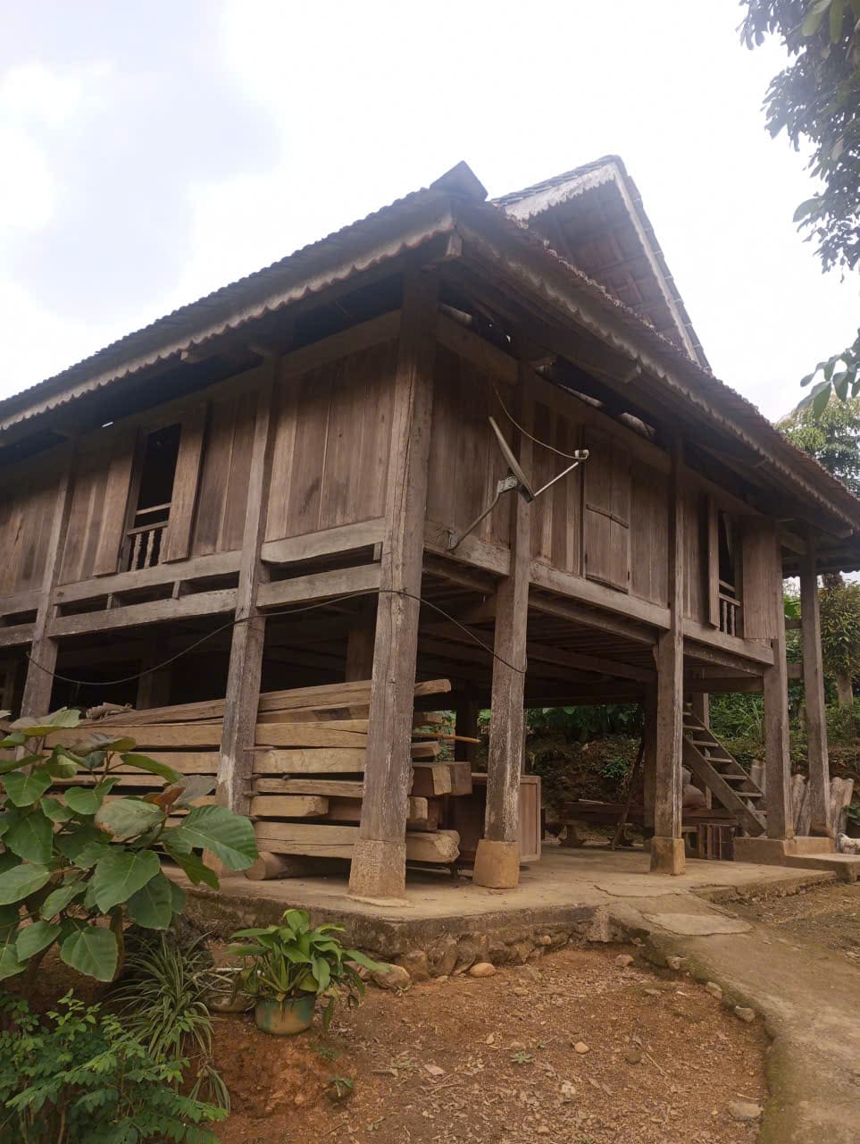 Nhà sàn truyền thống - cầu thang