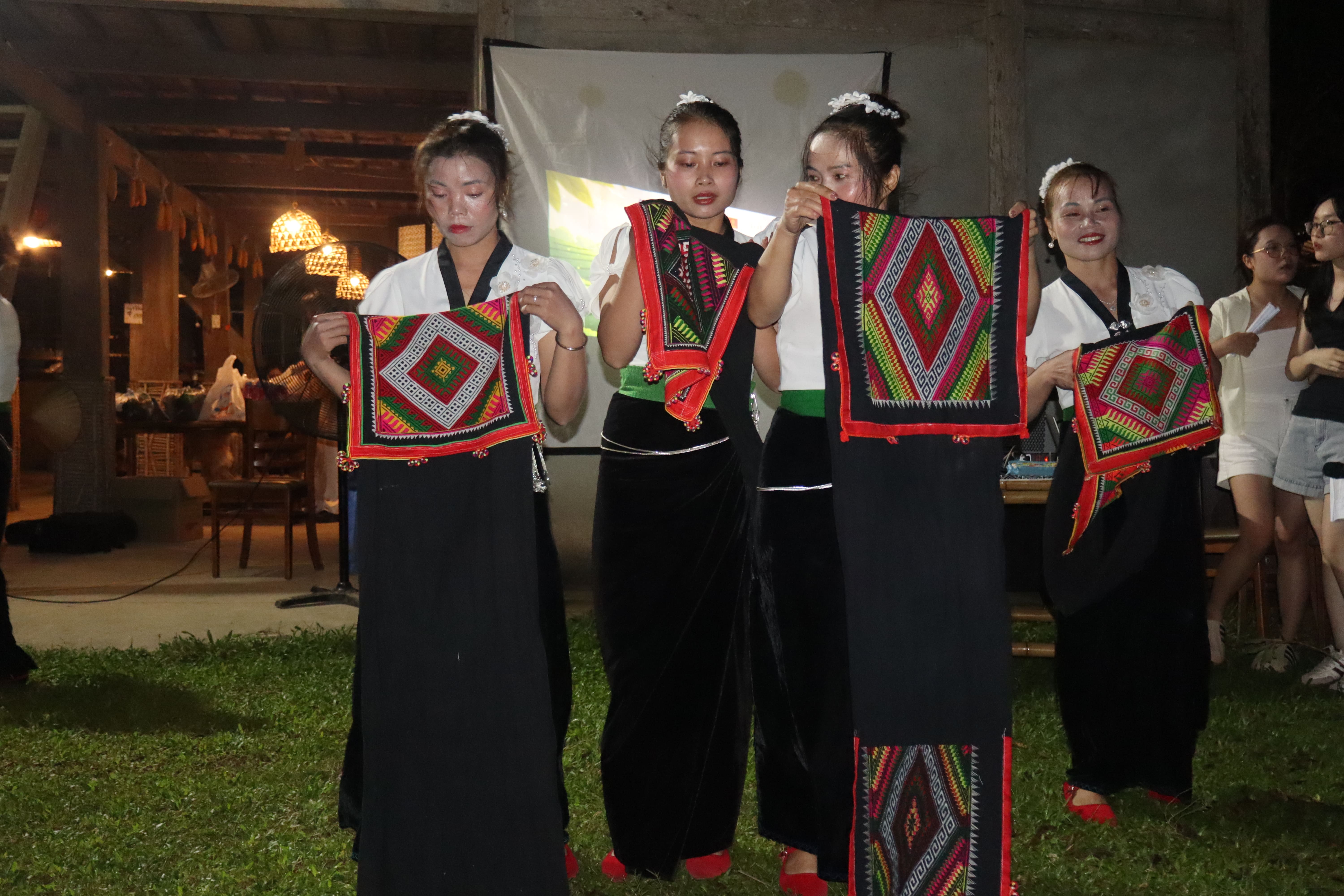 Du khách tham gia nhảy sạp cùng người dân trong lễ hội bản Phụ Mẫu, xã Vân Hồ, tỉnh Sơn La.